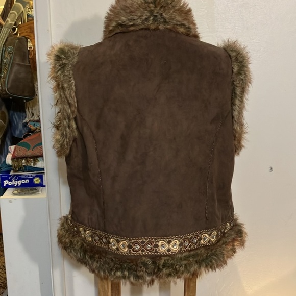 Regent Park faux fur vest with faux rhinestones Large - Picture 8 of 12